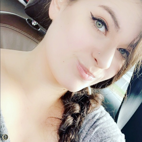 Meet your Posher, Melissa - Picture 1 of 8